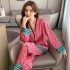 Conjunto de pijama de seda de hielo de verano de 2023 para mujeres en rayas rosa y verde para el hogar