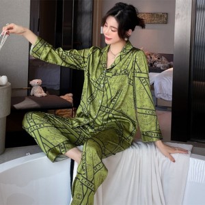 Conjunto de pijama de lujo ligero más vendido en internet recomendado por TikTok de manga larga de seda de hielo para mujeres de primavera-verano de 2023