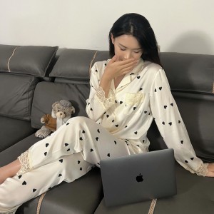 Conjunto de pijama de seda de hielo para mujeres, nuevo de 2023, con manga larga de leopardo rosa para usar en público, con regalo de cinta para el cabello