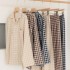 Pijamas de hombre de estilo japonés sin impresión, sin costura lateral, de doble capa de hilo de algodón a cuadros y pantalones largos para el servicio a domicilio.