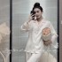 Nuevo conjunto de pijama de seda de hielo para mujeres de 2023 con patrón de palabras de alta gama y lindo conejo para uso en casa, y patrón de palabras de alta gama para uso en exteriores