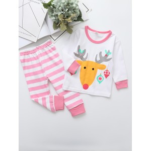 Conjunto de pijama con pantalones y top con cuello redondo y manga larga con estampado de alces navideños para niñas