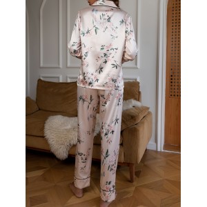 Conjunto de pijama con patrón floral elegante y suave