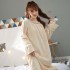Grueso y cálido vestido de franela de manga larga para damas, camisón beige largo para el invierno